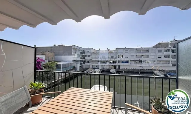 Apartamento con vistas al canal, terraza y parking en Empuri