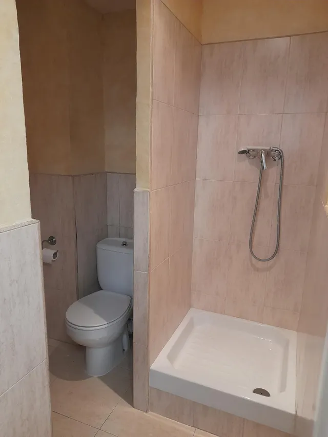 Local comercial con suelos de parquet y aire acondicionado en Cerdanyola sur — 9