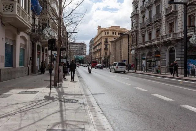 Amplio piso de 3 dormitorios en Gran Vía de Granada con cochera opcional — 41