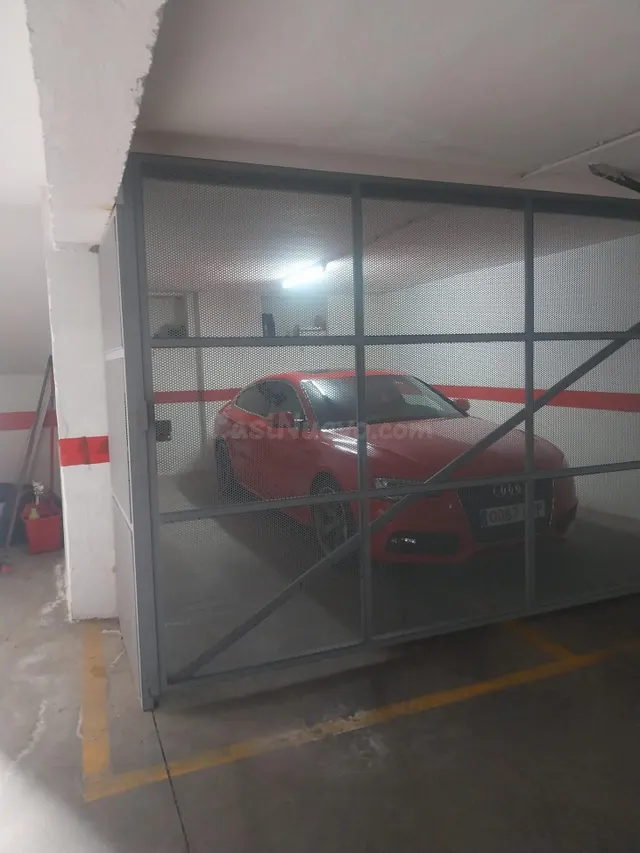 ¡Plaza de garaje doble cerrada con zona de almacenamiento! – Huerta de la Reina — 2