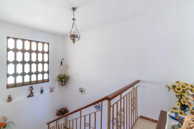 Gran Casa en Esquina en Atarfe – 4 Dormitorios, Piscina, Garaje y Espacio Comercial — 14