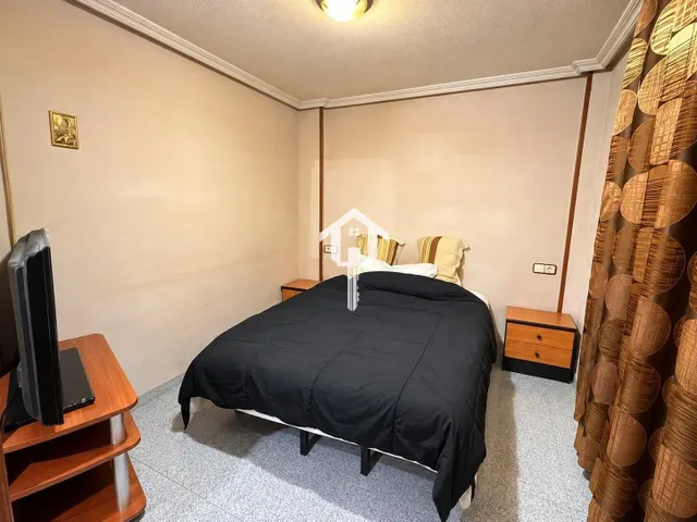 Piso para reformar en venta en Alicante. zona de los ángeles, 2 habitaciones, salón, baño con bañera, 50m2, segunda planta sin ascensor. — 28
