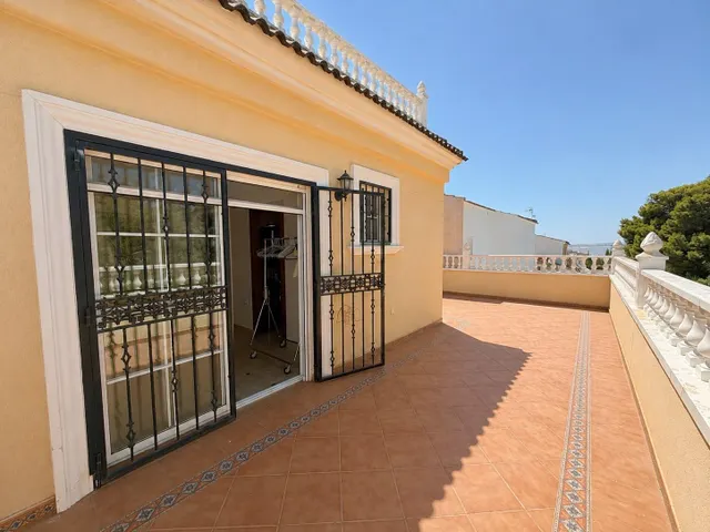 Villa independiente con piscina privada y 6 dormitorios junto a la Laguna Rosa de Torrevieja — 47