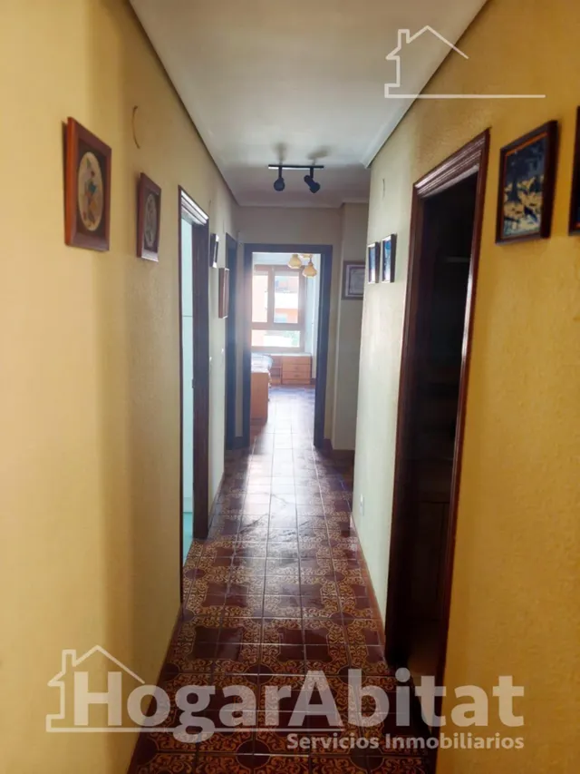 Semireformado, luminoso y esquinero con balcón, cerca del centro — 27