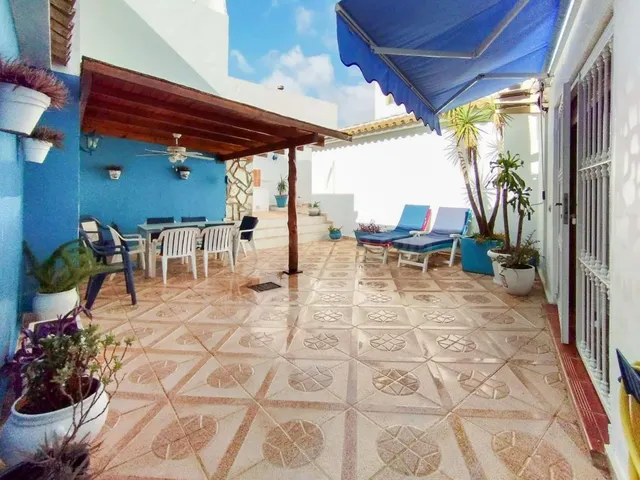 Casa de 265m2, 4 dormitorios, garaje, patio y 3 baños en Alf