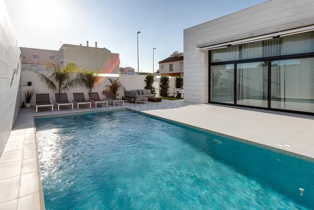 Villa Mediterránea con Piscina Privada – Pilar de la Horadad