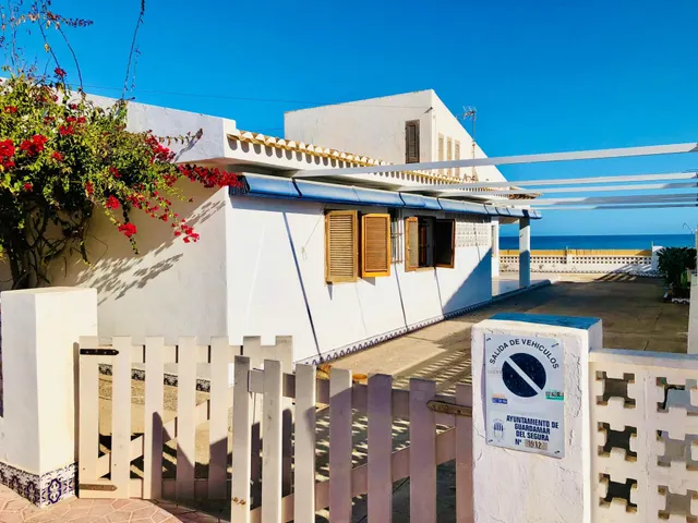 Villa en Guardamar. Primera línea con acceso directo a la playa — 3