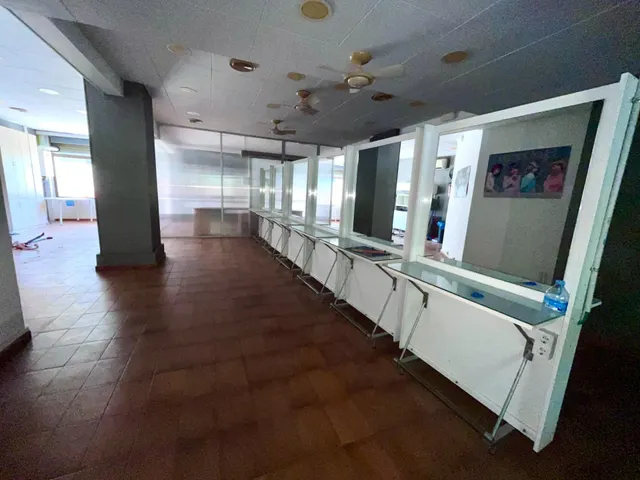 DESTACABLE Y PECULIAR LOCAL en VENTA o ALQUILER en Martorell. — 25