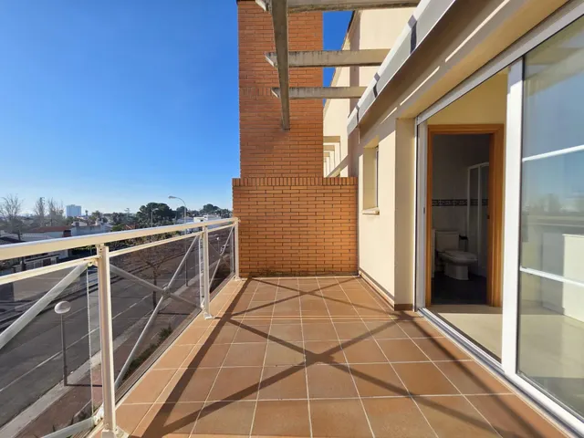 Chalet esquinero adosado en Vilafortuny — 46
