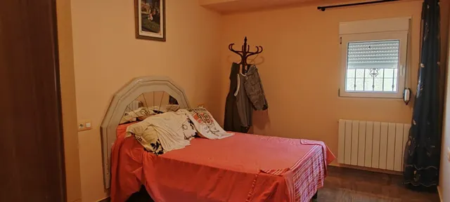 SE VENDE CHALET EN MUY BUENA ZONA PEGADO AL PUEBO Y A 20 MINUTOS DE ALICANTE — 27