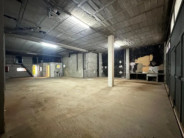 Local comercial con oficinas y zona de trabajo — 22