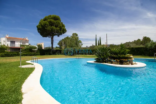 CHALET ADOSADO CON LICENCIA TURÍSTICA Y GRAN TERRAZA EN LES  - foto 2