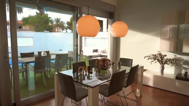 Villa independiente de dos plantas con solárium y piscina privada. — 22