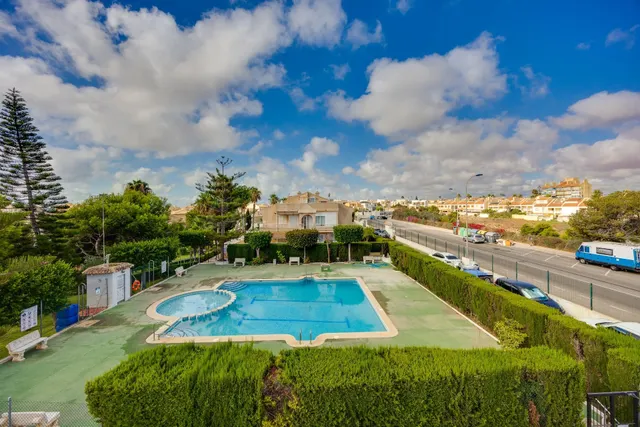 Bungalow planta alta de 3 dormitorios con piscina y plaza de garaje comunitaria. — 28