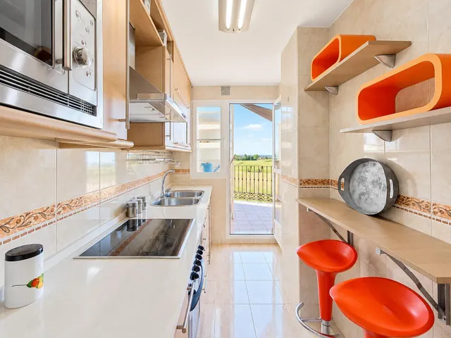 Bonito piso exterior y luminoso de dos dormitorios, baños y aseo en Albolote junto al metro y con plaza de garaje — 16