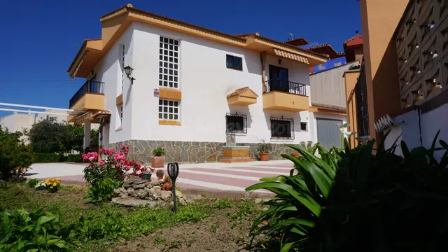 CHALET INDEPENDIENTE EN CAJAR PARCELA 1105 M2 PISCINA PISTA 