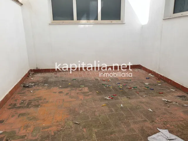 Local comercial con patio a la venta en Ontinyent. - foto 4