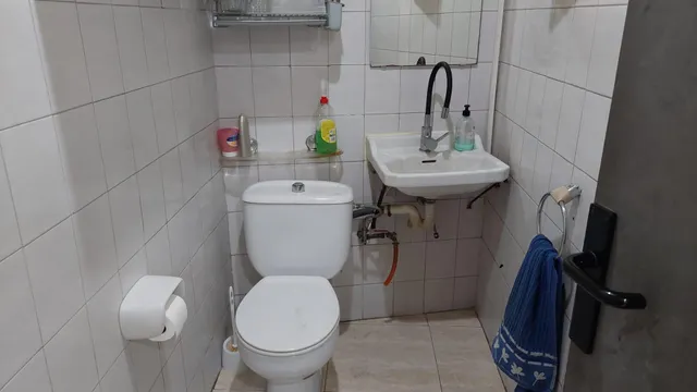 Local comercial junto a Avenida Madrid — 8