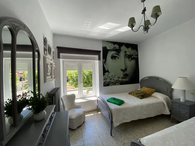SE VENDE CASA EN EL CENTRO . 2 PLANTAS, 4 HAB., SALÓN, COCINA, GALERÍA, BAÑO.  AMPLIO PATIO — 3