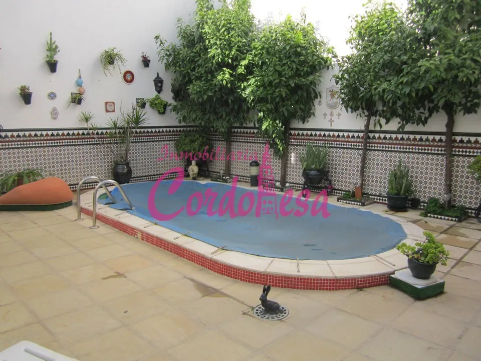 MAJESTUOSA CASA INDEPENDIENTE CON ASCENSOR Y PISCINA