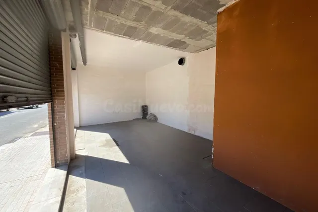 Local comercial en Deltebre de 37 m2 con baño - foto 5