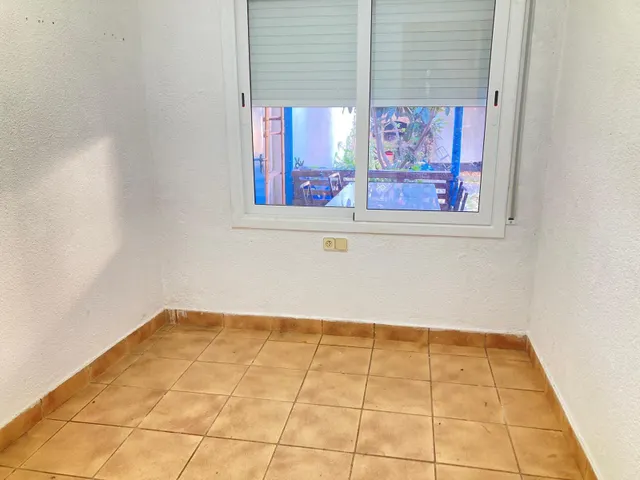 CASA PLANTA BAJA CON 2 VECINOS CON JARDÍN — 37