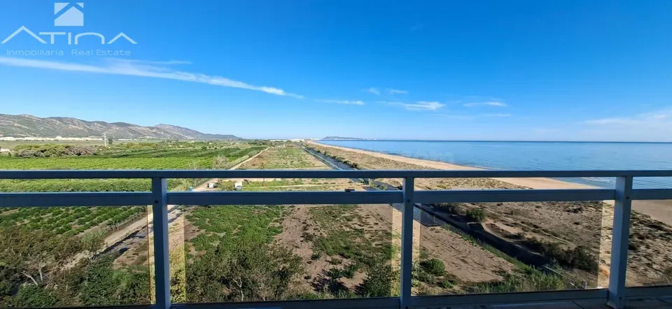 Ático de lujo en Playa de Gandia: vistas al mar, terraza panorámica y acceso directo a la playa en Residencial Aiguablava.
