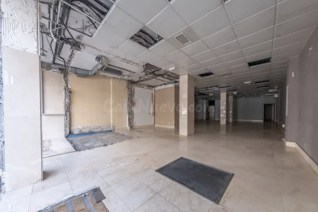 Local comercial de 200 m2 en Rafael Cabrera – Gran visibilidad y salida a dos calles — 3
