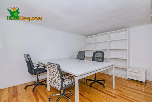 Local comercial de 87 m2 junto a calle Obispo Hurtado. Con doble altura. — 16