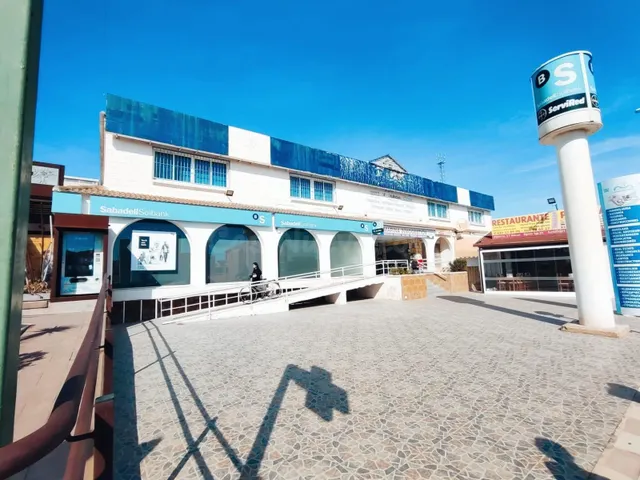 Local comercial a la venta en Urbanización La Marina, San Fu - foto 2