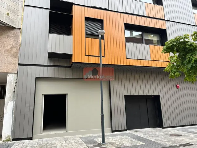 SE ALQUILA LOCAL COMERCIAL EN OBRA EN EDIFICIO DE NUEVA CONSTRUCCIÓN EN AVD. CORUÑA — 16