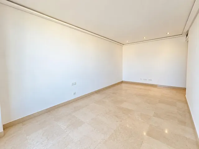 Piso de 3 habitaciones con piscina y garaje junto a Ciudad de las Artes — 12