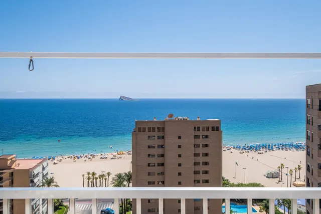 Ático en segunda línea de playa Poniente con vistas panorámicas al mar, a la playa y a la ciudad. — 23