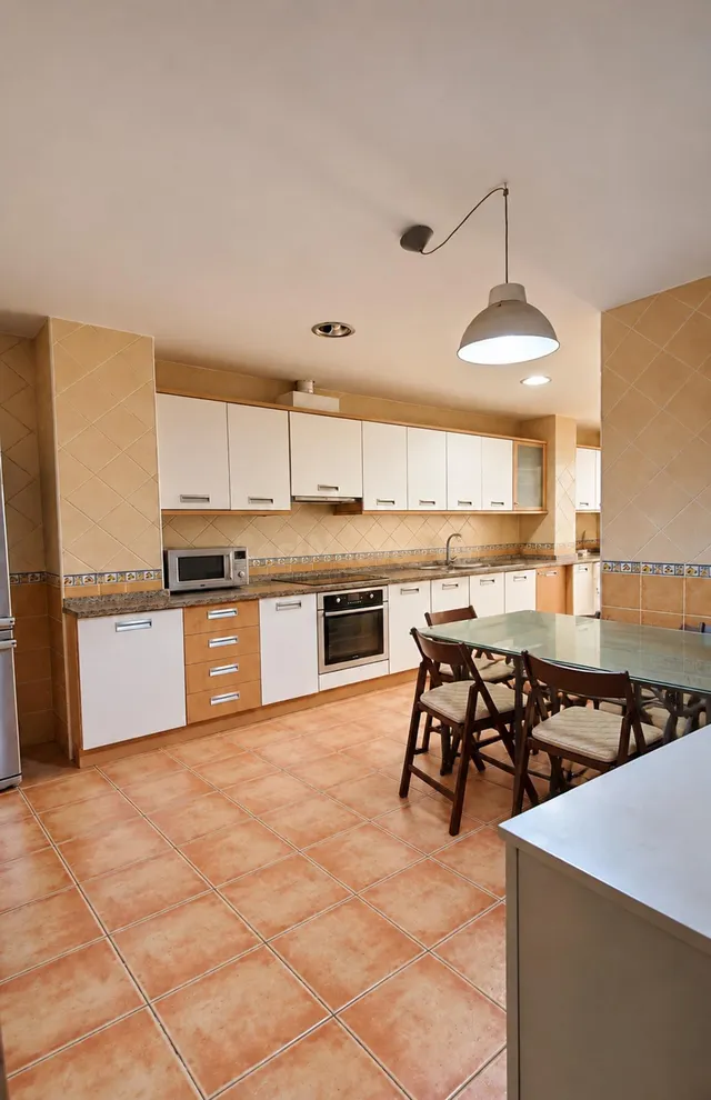 Planta baja de 131 m2 con terraza privada de más de 40 m2, garaje y 2 trasteros en Alicante — 2