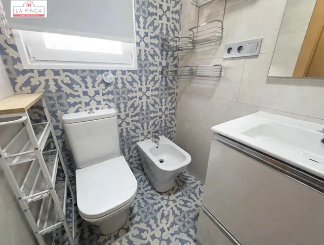 VIVIENDA 4 DORMITORIOS Y 2 BAÑOS MUY CERCA DEL CENTRO — 24