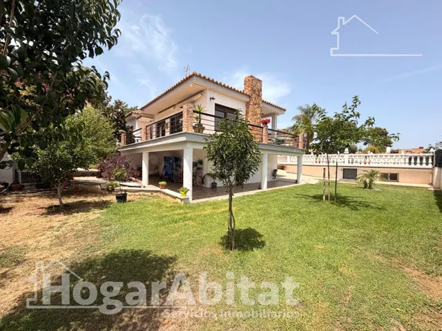 AMPLIO CHALET REFORMADO CON TERRAZA, PISCINA, GARAJE Y TRAST