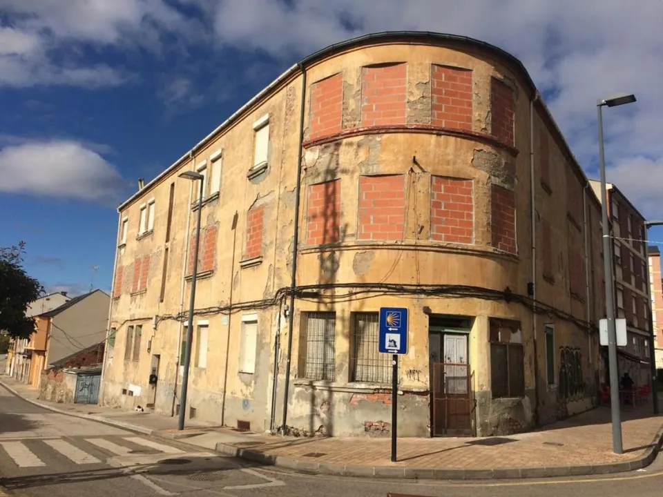 SE VENDE SOLAR CON EDIFICIO