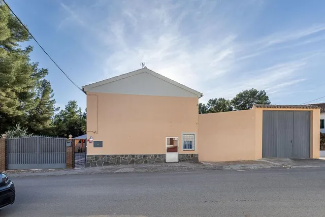 Amplia casa independiente de seis dormitorios a un paso del pantano de los Bermejales — 13