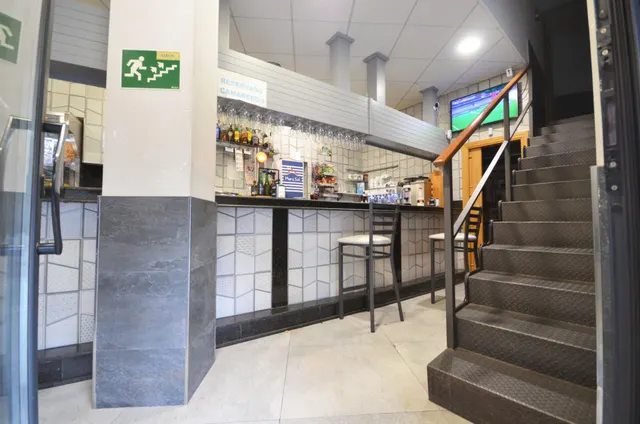Negocio de restaurante-bar en funcionamiento en local esquinero de 402 m2 — 11