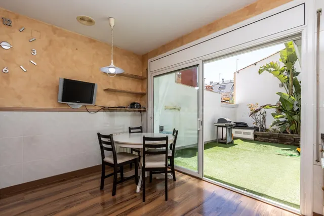 CASA EN EL CENTRO CON PARKING !!! - foto 2
