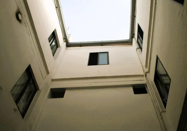 CASA DE VECINOS CON 8 APARTAMENTOS — 31