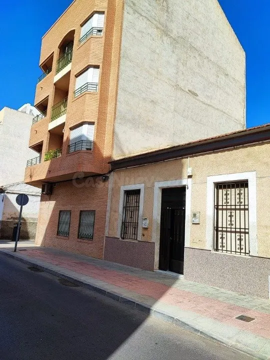 Se vende terreno para edificar con casa independiente - foto 2