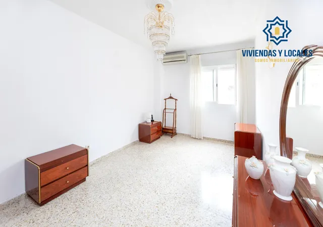 ¡Oportunidad única! Ático de 4 dormitorios y 2 baños con gran terraza frente al Colegio Agustinos (Arabial) — 21