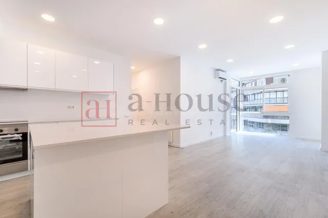 PISO RECIÉN REFORMADO CON GRAN BALCÓN EN L' EIXAMPLE — 2