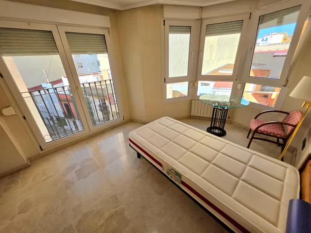 Amplia Vivienda en Alquiler con Terraza en Castellón. — 23