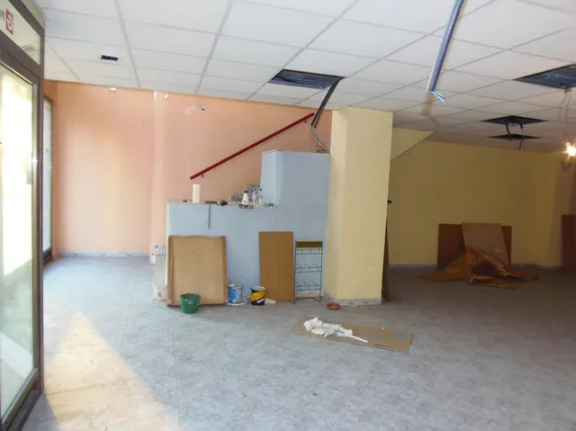 Se alquila local comercial con mucha fachada, muy cerca de El Corte Inglés y Parque Ribalta, frente — 10