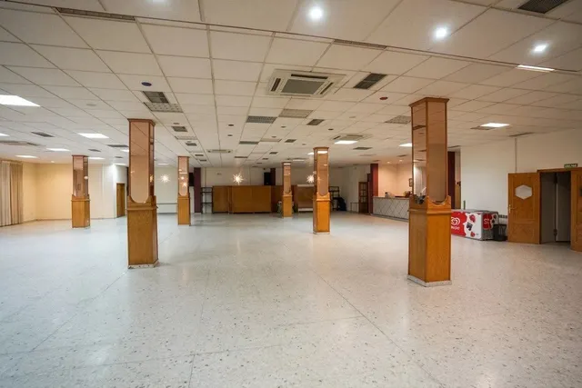 Local comercial de hostelería con gran terraza y salón de eventos en Guadiana. — 38