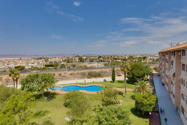Planta baja de dos dormitorios, totalmente reformada y con piscina comunitaria — 27
