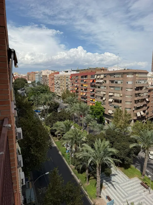 ALQUILER DE EXCELENTE Y AMPLIA VIVIENDA QUE HACE ESQUINA EN ZONA CENTRO DE ALICANTE — 24