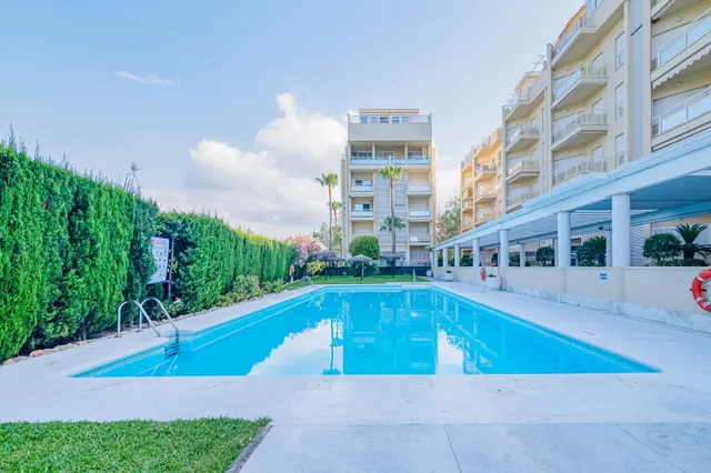 ¡Tu oasis junto a mar! Precioso piso de 2 dormitorios con terraza, piscina y garaje en Playa Poniente, Motril. — 38